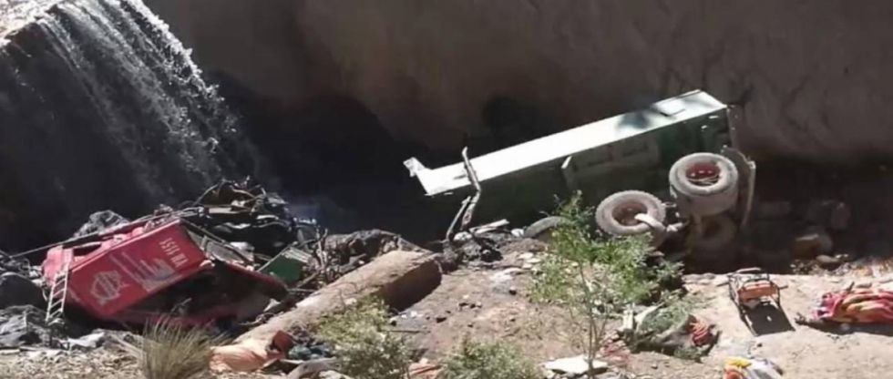Accidente fatal: Dos personas mueren tras la caída de una volqueta a un barranco en Potosí