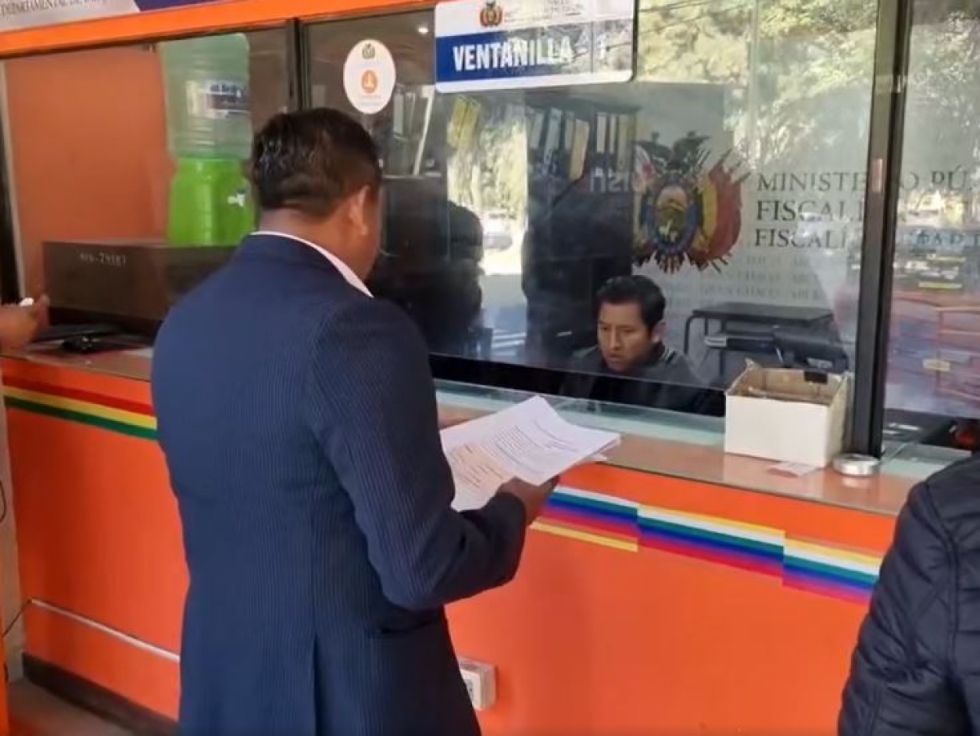 Diputado Rosas denuncia al Gobernador de Tarija por presunto incumplimiento de deberes