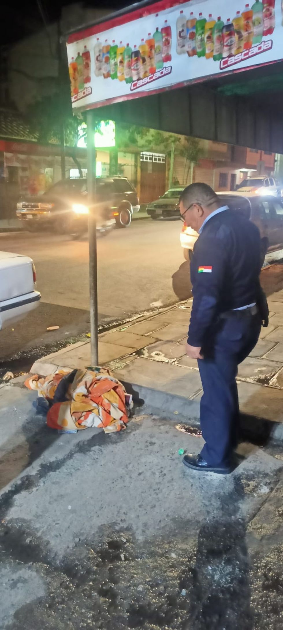 Rescatan a un adulto mayor que dormía en la calle en Tarija