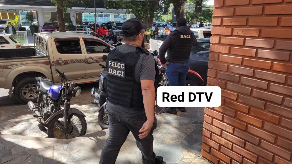 Al menos 100 aprehendidos en operativo contra ‘cuartel’ de ciberestafadores en Santa Cruz