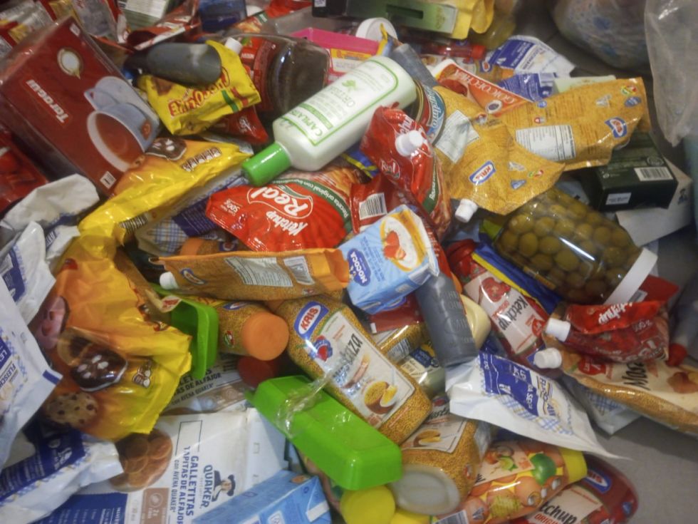 Decomisan 500 productos vencidos y adulterados de una tienda en Tarija