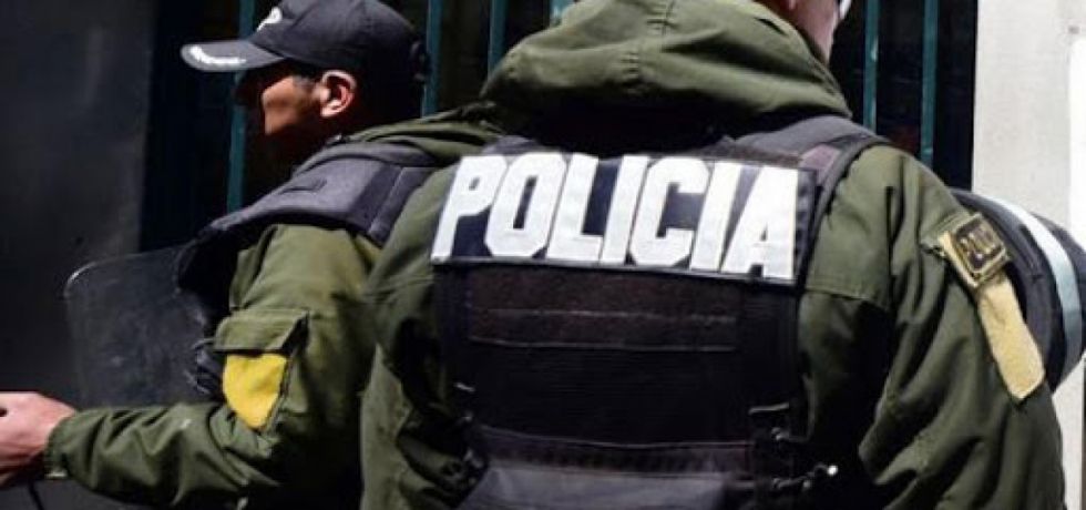 Domiciliaria para policía  denunciado por violencia