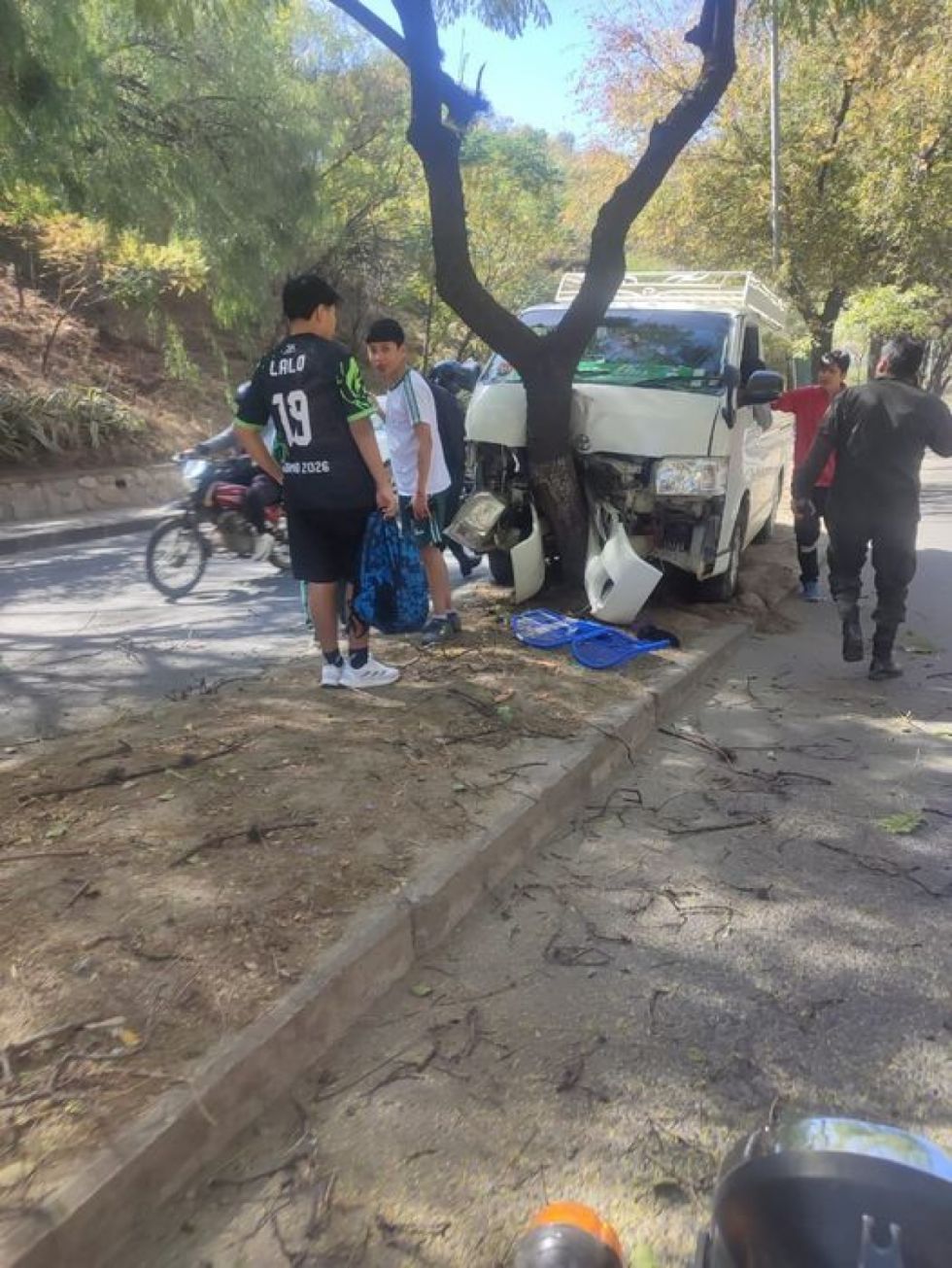 Bus escolar colisiona contra árbol en Tarija