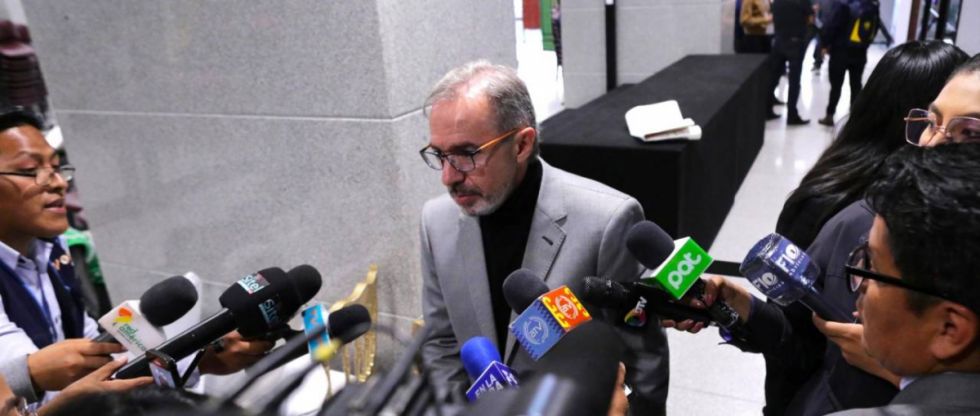 Renuncia de Richter: El evismo dice que es la señal de un desbande y en la oposición consideran que es por la crisis