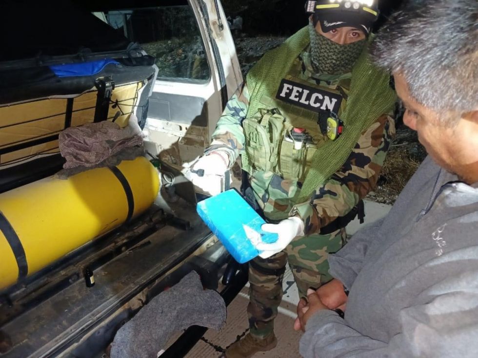 Detienen a conductor de minibús con 14 kilos de cocaína