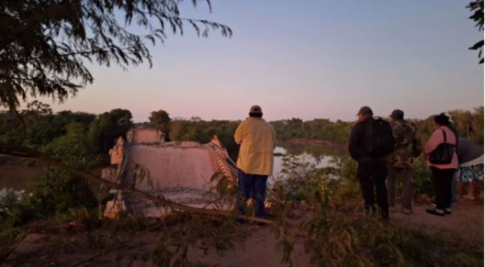 Policía: "No hay maquinaria para rescatar cuerpos, tras caída del puente en Santa Ana"