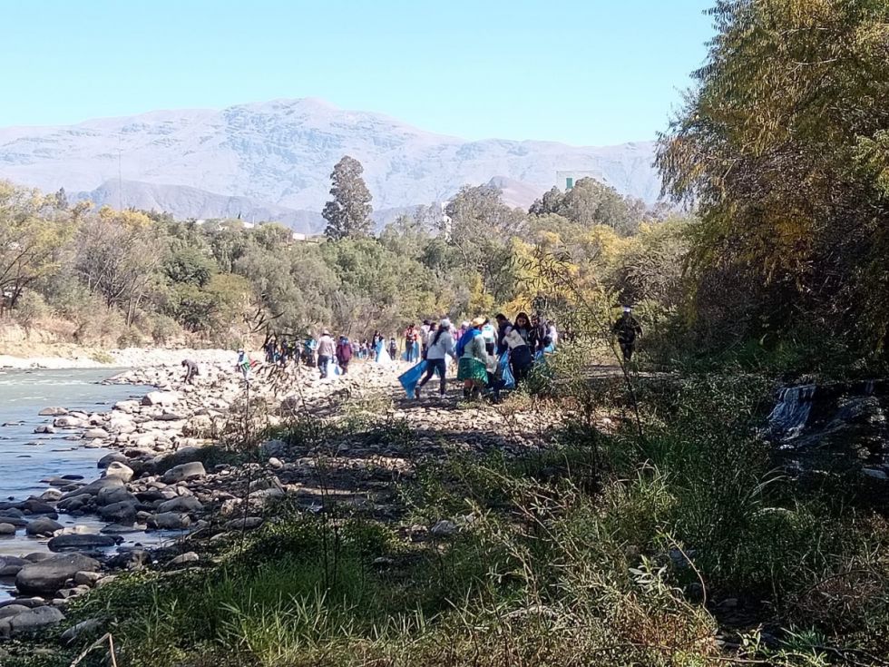 Más de 1.000 voluntarios limpian el río Guadalquivir 
