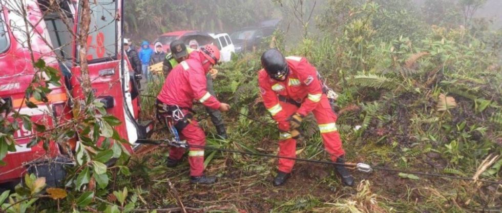 Un vehículo con 10 pasajeros se embarrancó en los Yungas, hay 3 fallecidos 