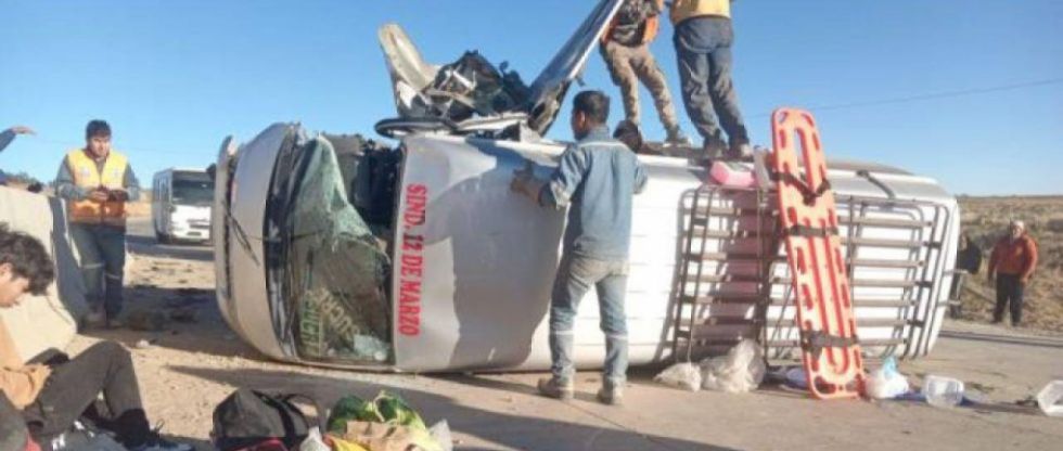 Vuelco de un minibús en la doble vía Sucre-Yamparáez deja cuatro heridos