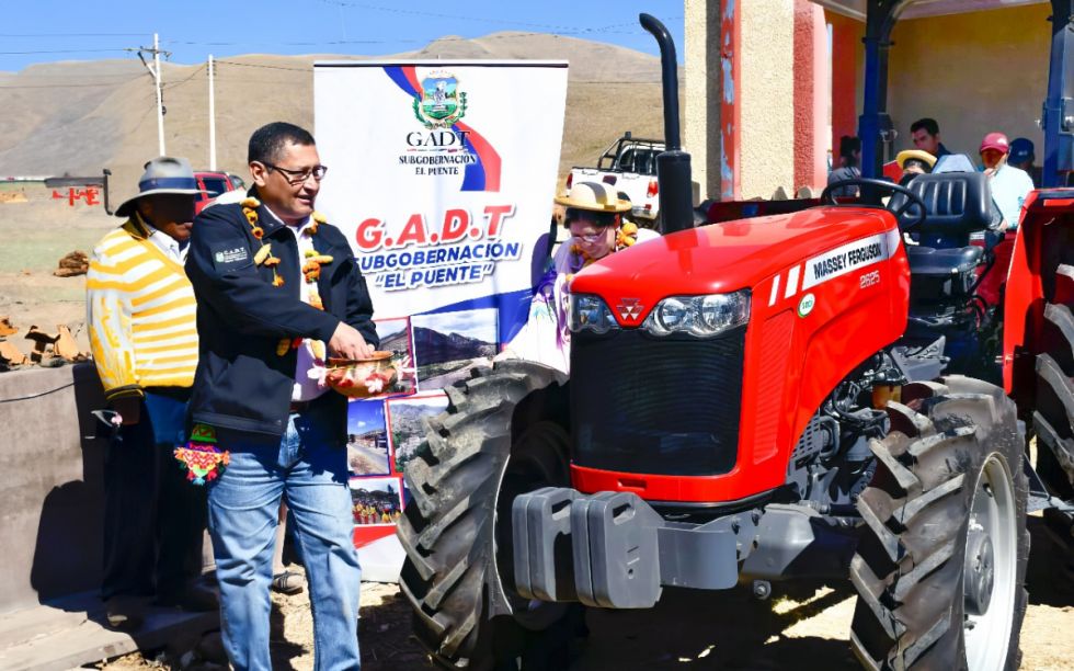 Gobernador entregó un tractor en San Lorencito de Iscayachi 
