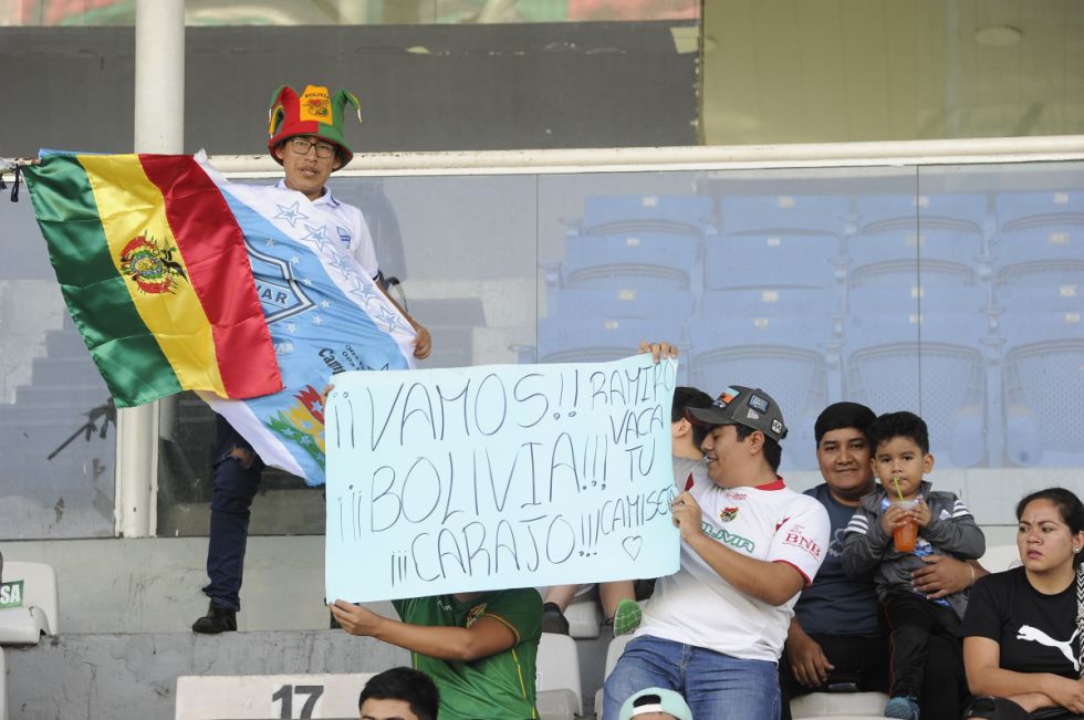 Aficionados en el estadio Ramón 
