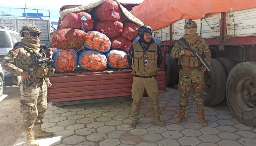 En Villazón incautan dos camionetas cargadas con verduras y frutas, su destino era Argentina