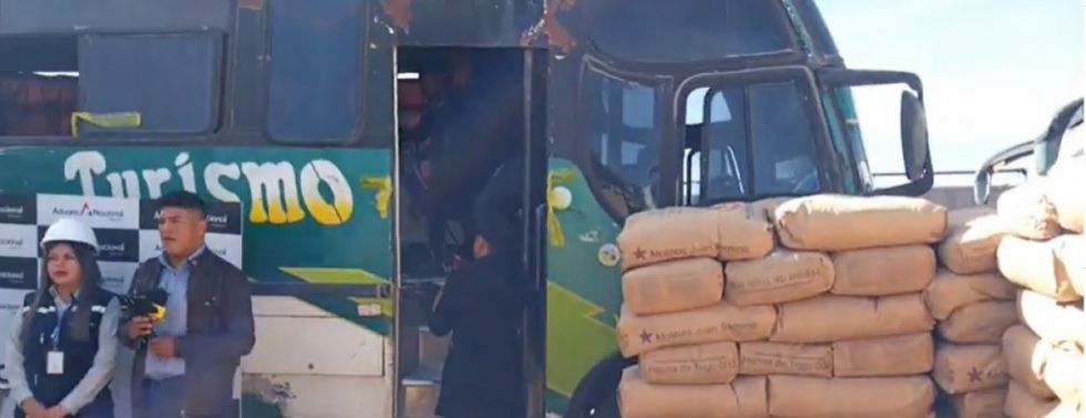 Comisan bus modificado con más de 8 toneladas de harina ilegal en Tarija