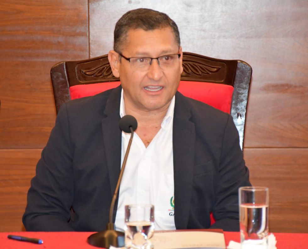 Gobernador niega haber denigrado a los médicos 