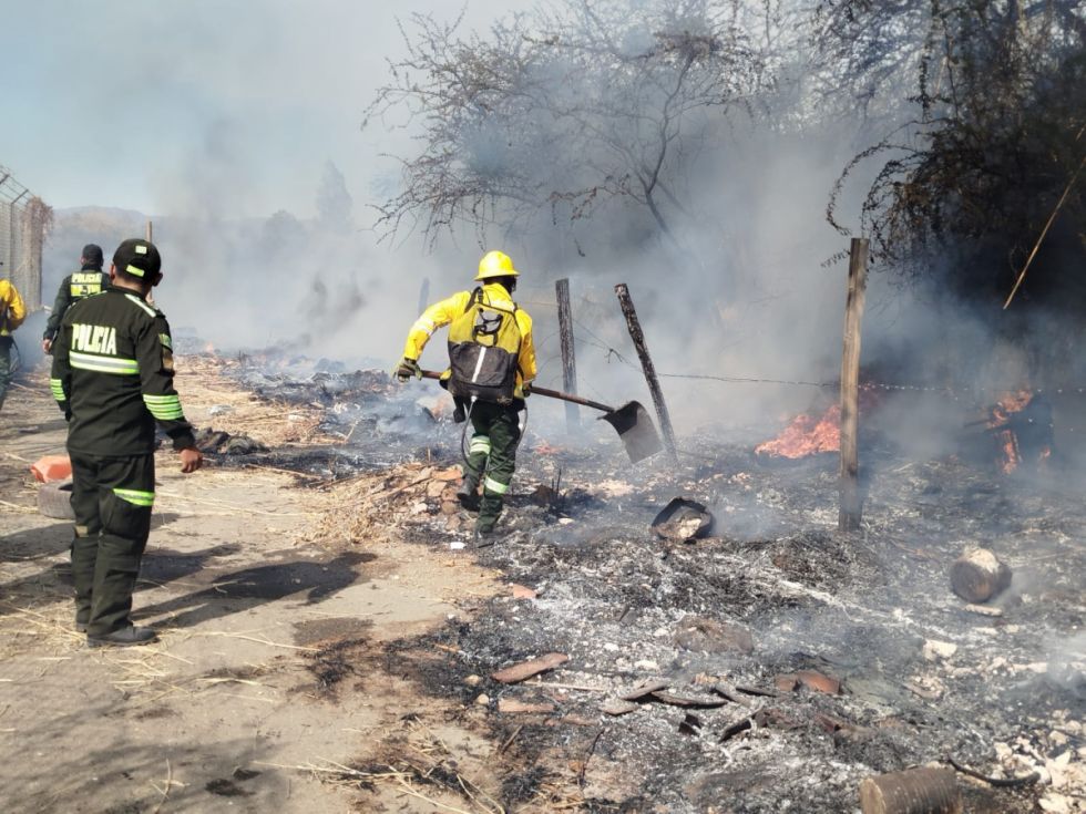 Bomberos evitan que incendio se expanda en barrio Luis de Fuentes 