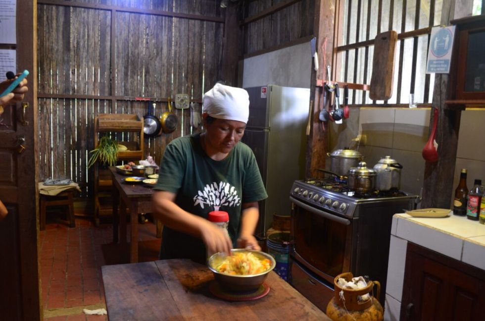 Una trabajadora y accionista del Sadiri Lodge prepara el almuerzo para unos turistas