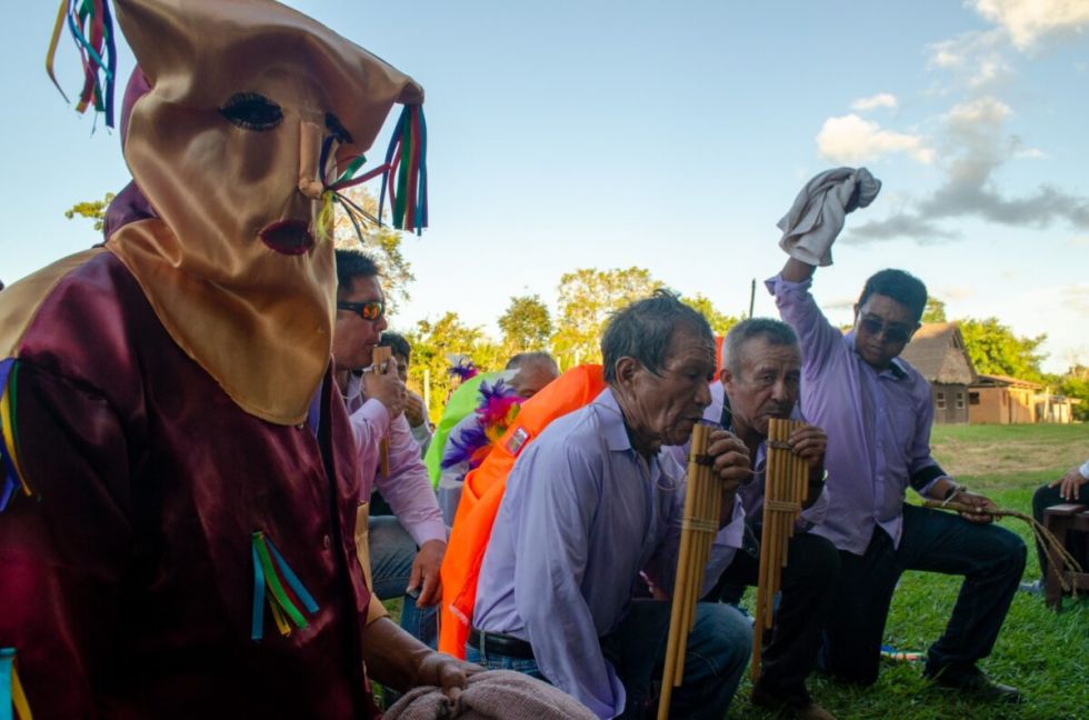 Bailarines y músicos se arrodillan ante el patrono del pueblo