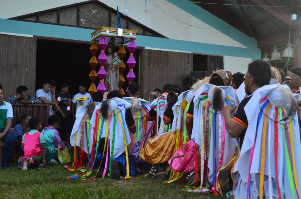 Bailarines se arrodillan ante la imagen de San José, el patrono del pueblo Uchupiamonas