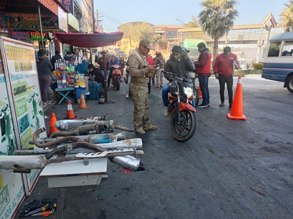 Decomisan escapes ruidosos de motocicletas en Tarija