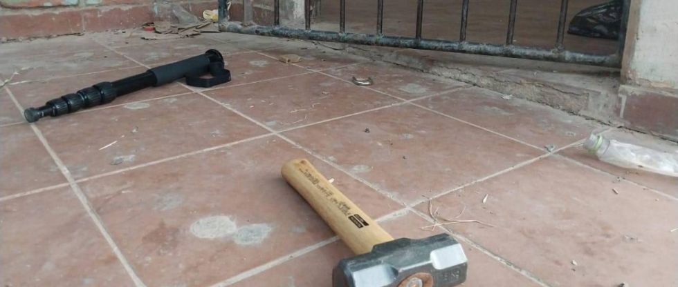 Turba viola seguridad de la Felcc y se lleva a madre y esposa de calcinados en San Julián