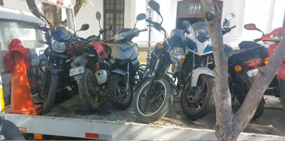 Retiran motocicletas mal estacionadas en el centro de Tarija
