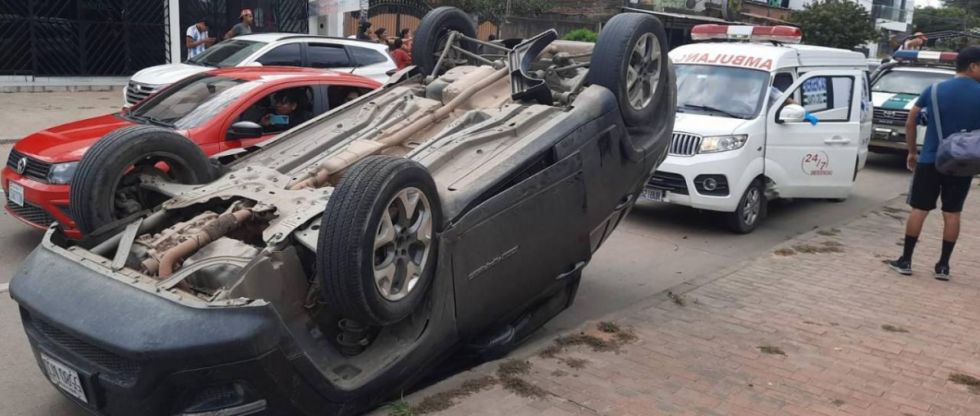 “Eran dos oficiales (de la Policía) en estado de ebriedad”, denuncia mujer afectada por triple colisión en Santa Cruz