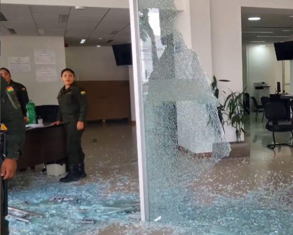 Juez dispone detención preventiva para 18 acusados por destrozos en la Aduana de Santa Cruz