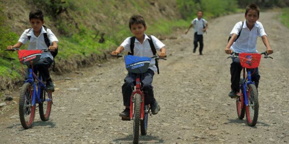 Los beneficios de que un niño use bicicleta