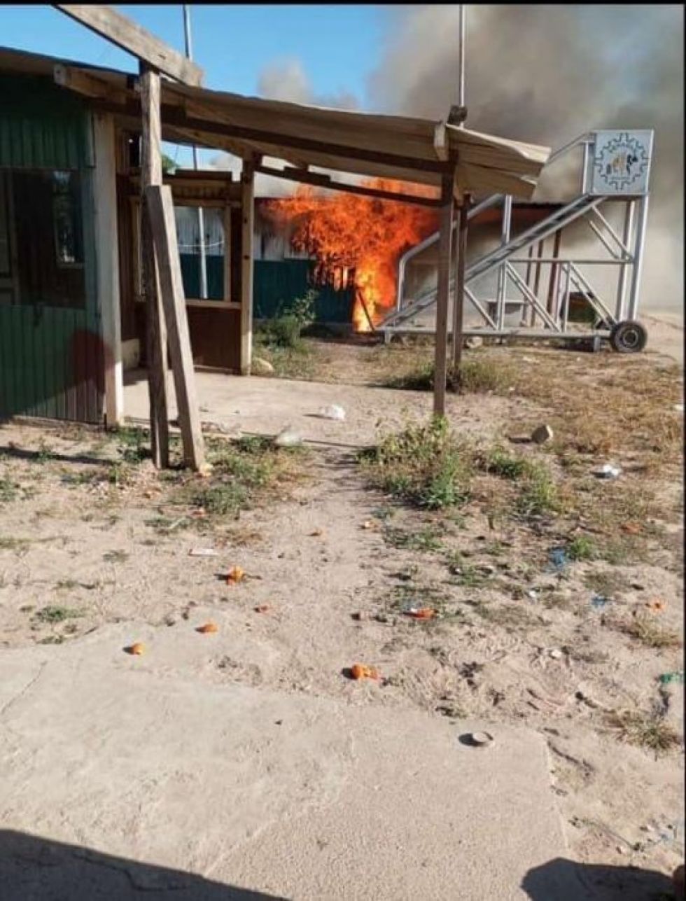 Yacuiba: Bagayeros queman caseta de control del Senasag