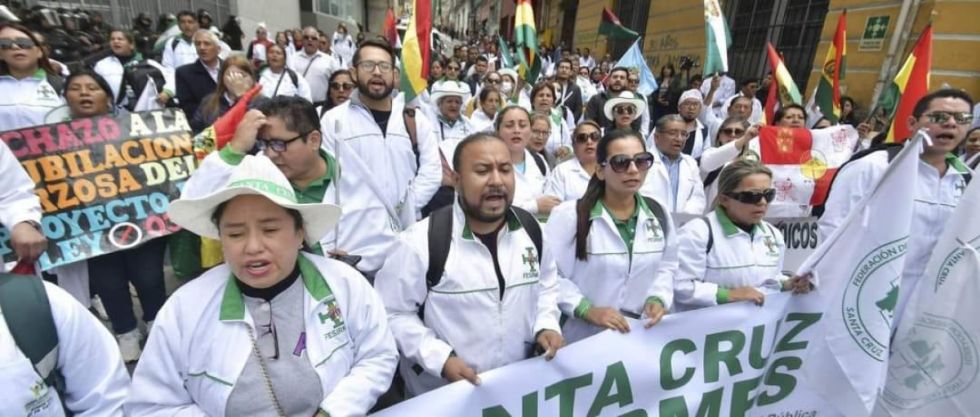 Médicos amenazan con paro nacional de 120 horas si no se retira la jubilación forzosa