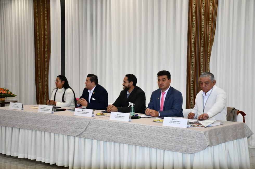 Alcaldes se reúnen con el Presidente para abordar temas de economía y proyectos