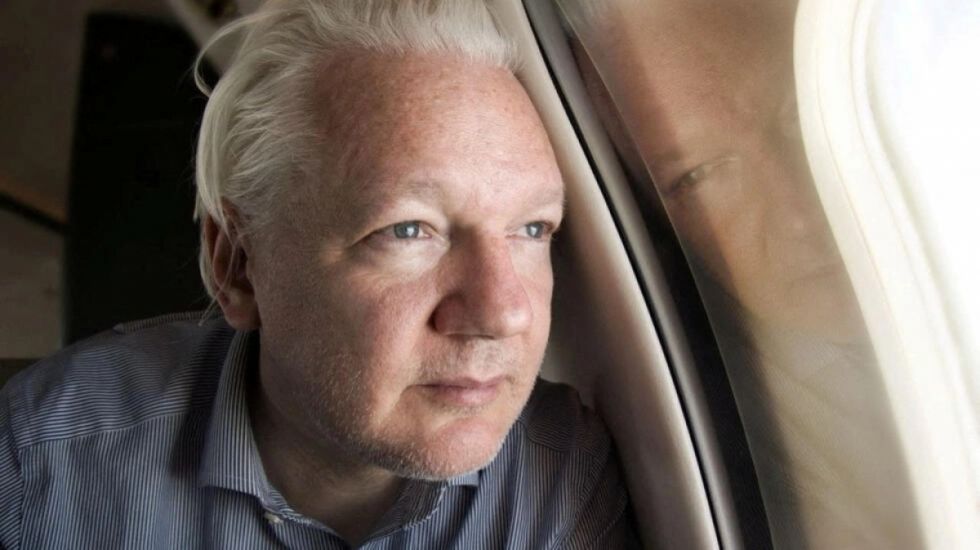 Assange llega a EEUU para sellar el pacto judicial 