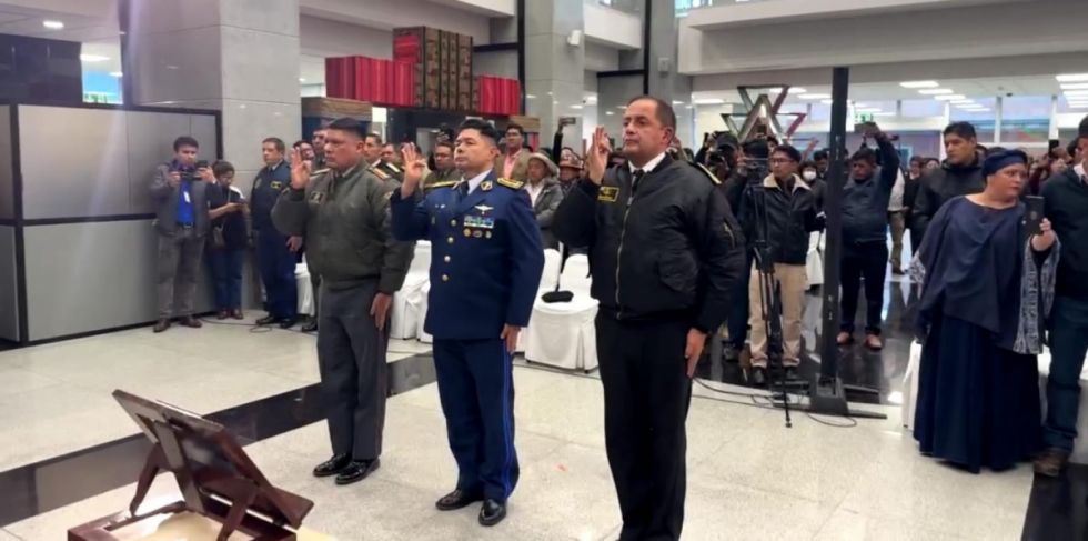 Arce nombra nuevo Alto Mando Militar tras intento de Golpe de Estado