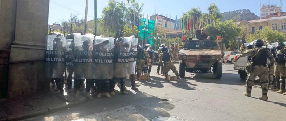 Militares con pasamontañas toman la plaza Murillo, Arce denuncia “movilizaciones irregulares del Ejército Boliviano”