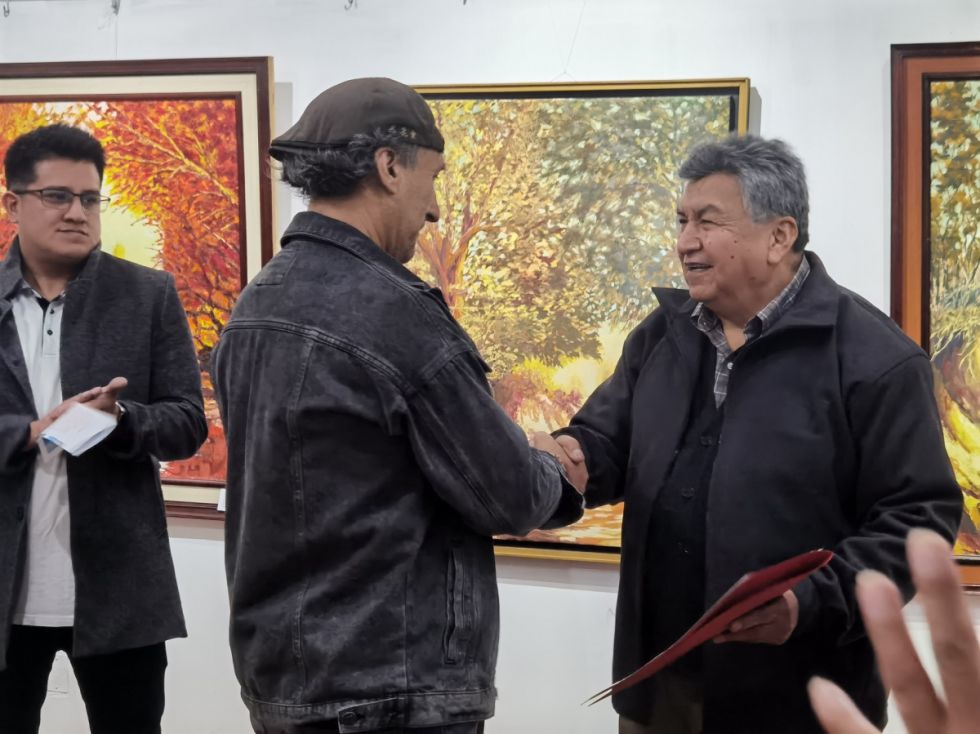 Castrillo entrega un reconocimiento a Carrasco.
