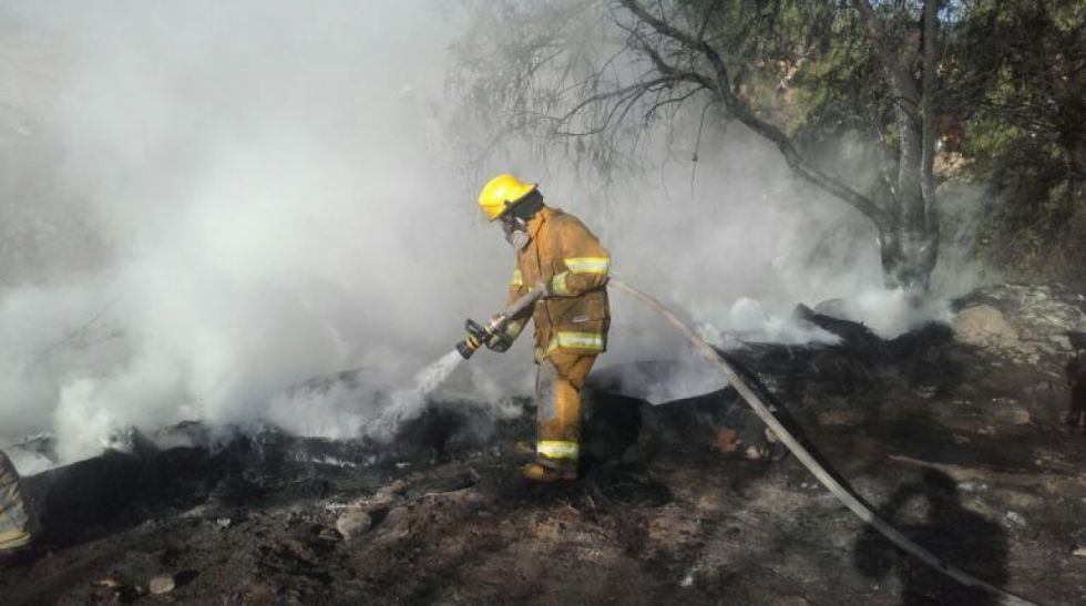 Sofocan incendio en el lecho del río Guadalquivir