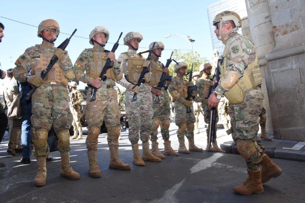 Hay “una decena” de militares aprehendidos por el intento de golpe, según el Gobierno
