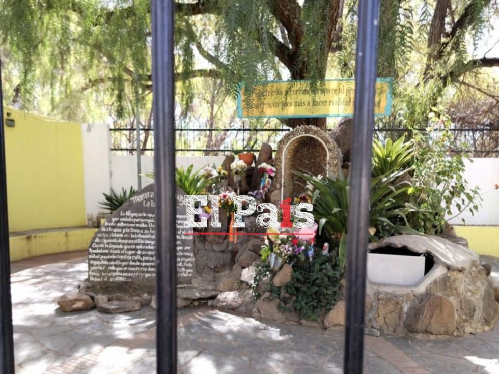 La Gruta sin la imagen de la Virgen