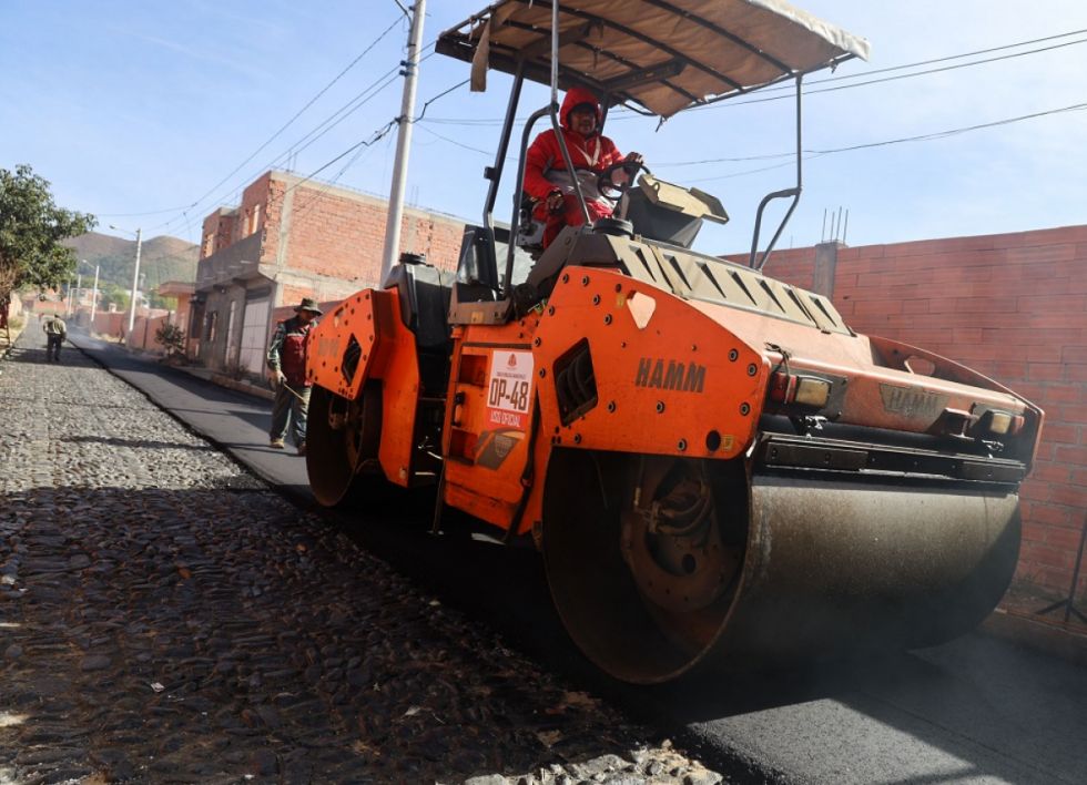 Alcaldía asfalta las calles en el barrio Tabladita I