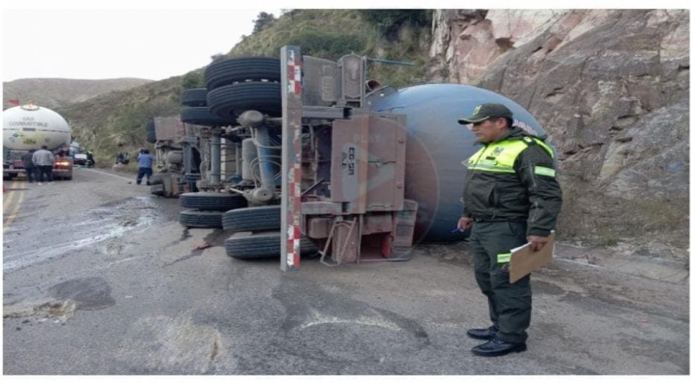 Muere una persona tras vuelco de cisterna en la ruta Tarija Entre Ríos