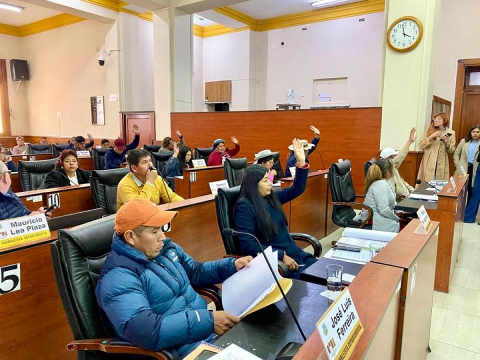 Solicitud de revisar 90 leyes divide a la Asamblea