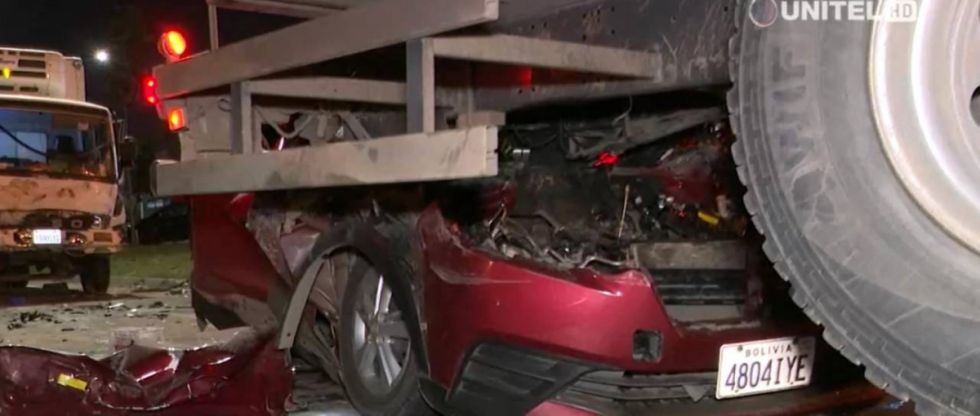 Sobrevivió a triple colisión: vecinos ayudaron a sacar a conductor de un auto que quedó destrozado