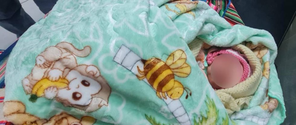 Padre soltero abandona a bebé de cinco días de nacida en El Alto, escribió en una nota los motivos