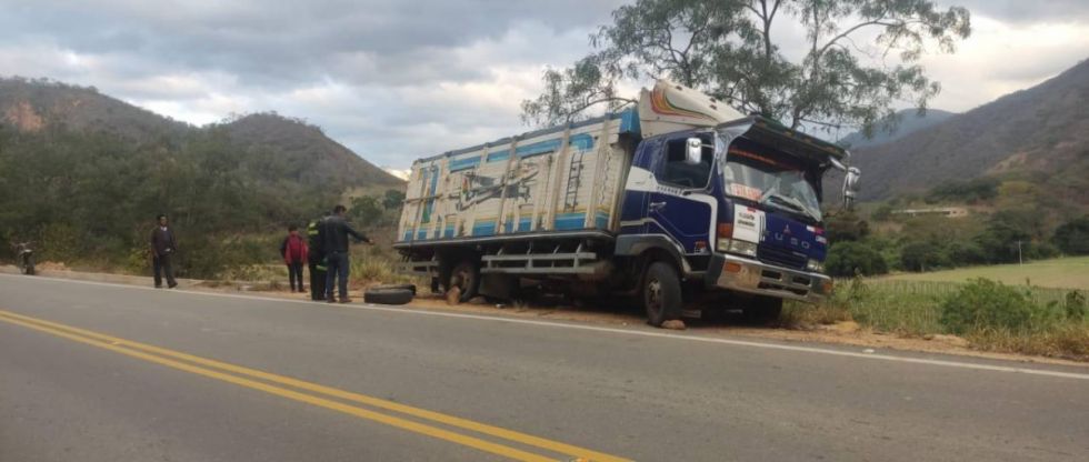 Muere chofer tras salvar a su esposa de caer al barranco