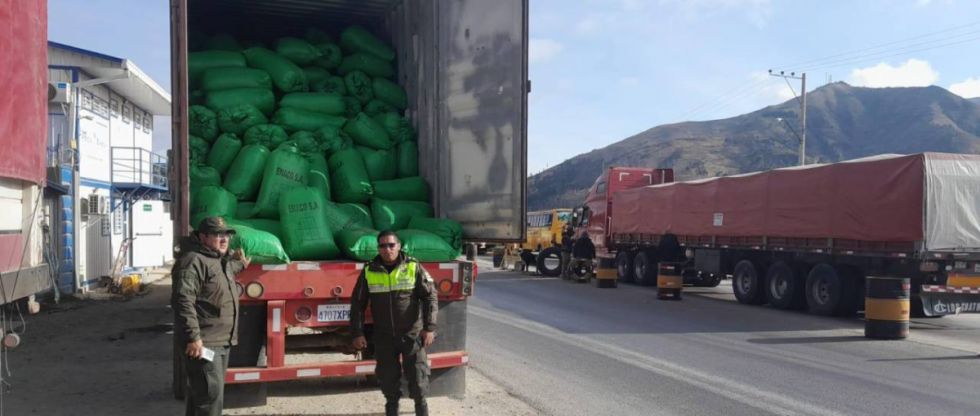 Arrestan al conductor de un tracto-camión que llevaba cerca de dos mil bolsas de yute con hoja de coca