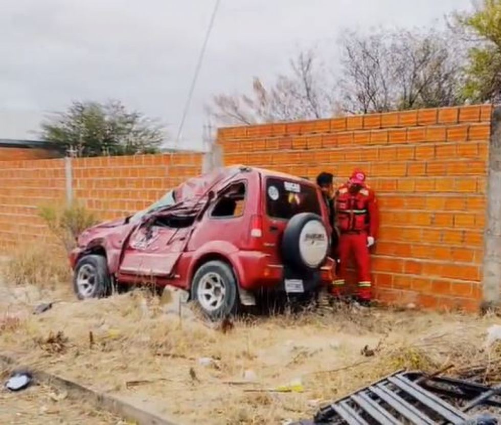 Dos personas resultan heridas tras colisionar con un poste en Tarija