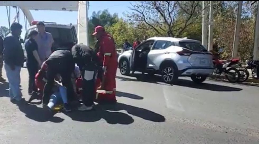Reportan colisión en la rotonda del puente Bicentenario en Tarija