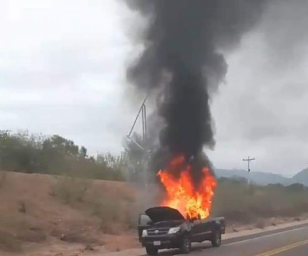 Un vehículo de Vías Bolivia quedó calcinado sobre la ruta a Paraguay (Video)