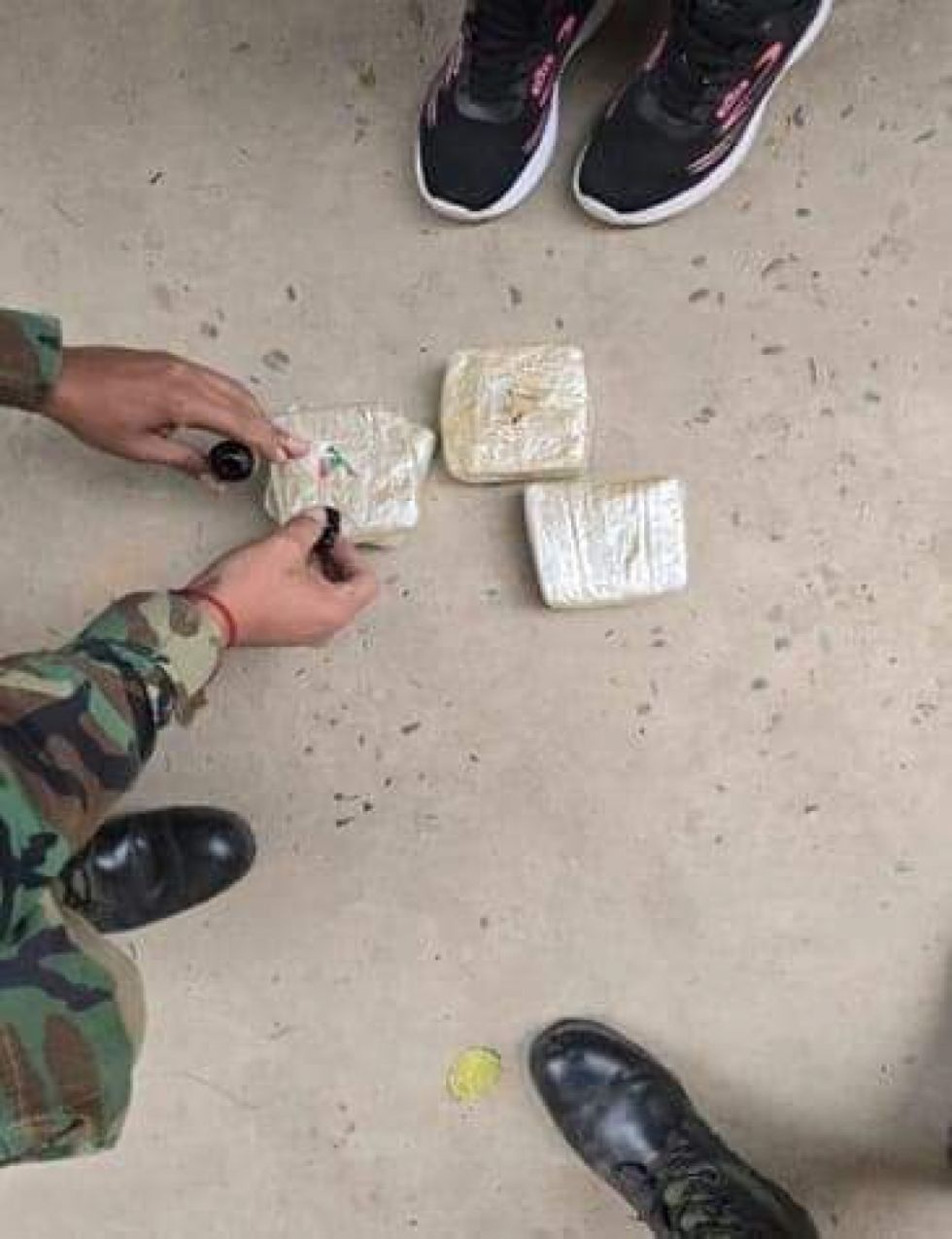 Cae una pasajera con dos kilos de pasta base 