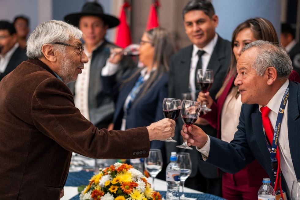 Jaime Márquez, presidente del colegio de médicos de Tarija, brinda con Pedro Quiroz